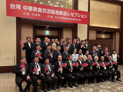 中華美食交流協會交流團圖與茨城縣大井川 和彥知事合照